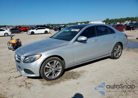 2015 Mercedes-Benz C 300 4Matic z USA, uszkodzony, nr VIN 55SWF4KB8FU022903